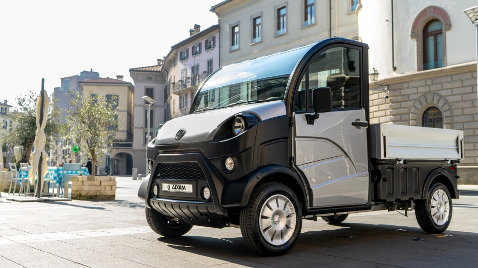 Bez autovadītāja apliecības vadāmās automa&scaron;īnas AIXAM_LIBELLE_D-truck plateau ridelles 2.jpg